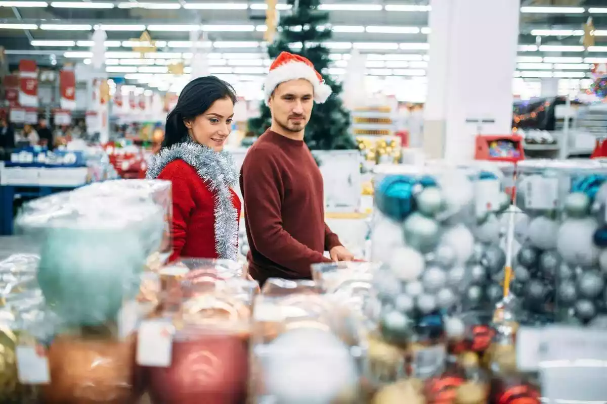 Imatge d'una parella fent les compres de Nadal