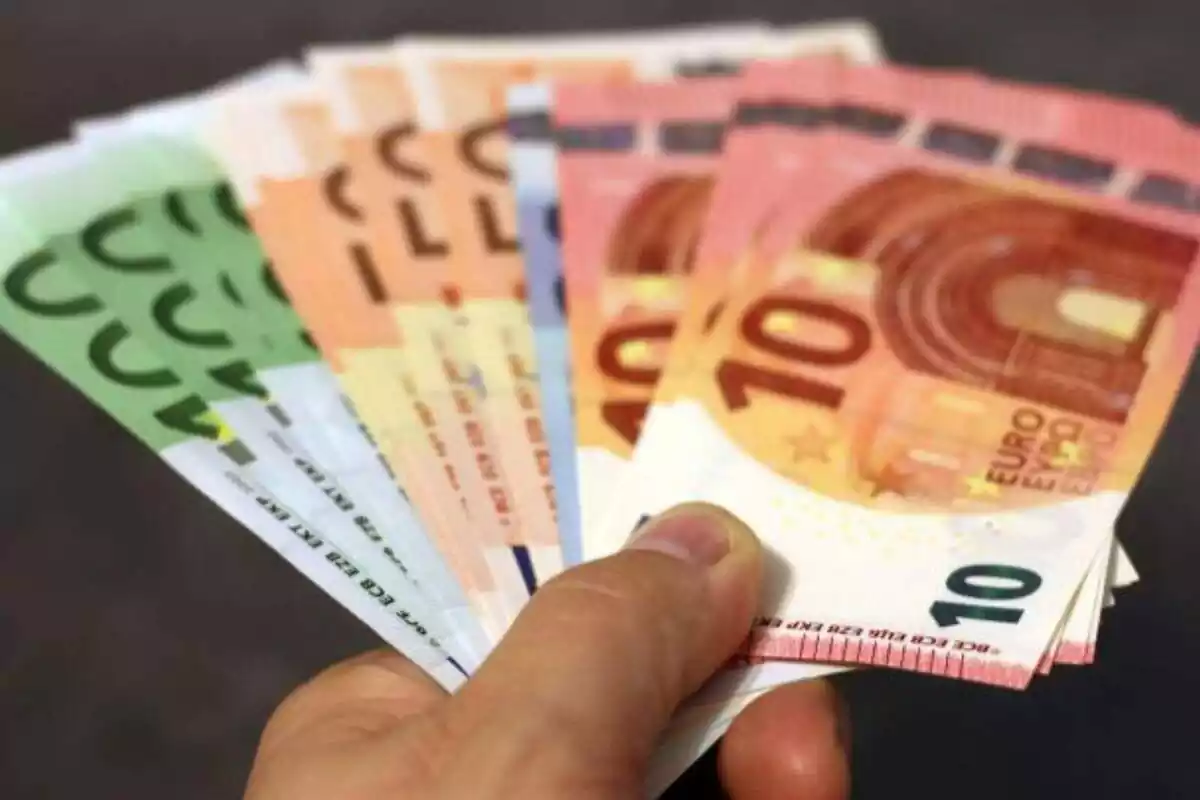 Foto de diversos bitllets d'euro.