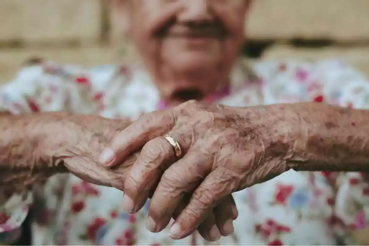 Foto de les mans d'una dona gran