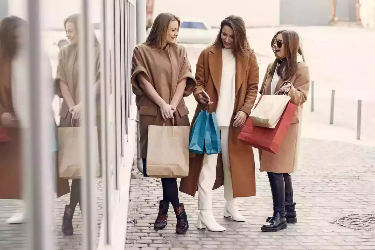 Foto de tres dones amb bosses de compra