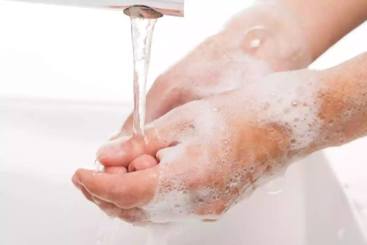 Foto d'una persona rentant-se les mans.