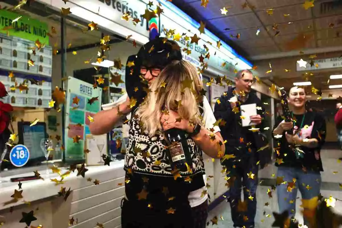Imatge de dues persones celebrant que ha caigut la Loteria a Olot, a la Garrotxa.