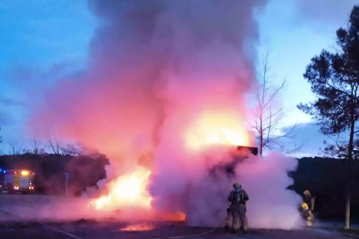 Imatge de l'incendi en una àrea de descans de l'AP-7