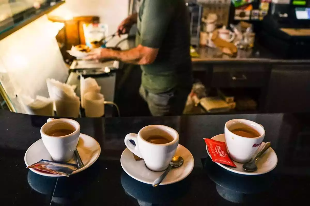 Imatge de tres cafès en una taula
