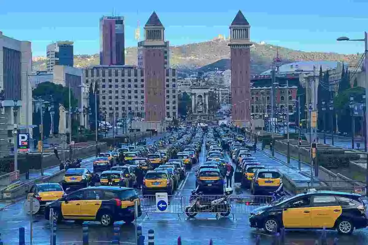 Imatge del centre de Barcelona amb taxistes bloquejant el carrer