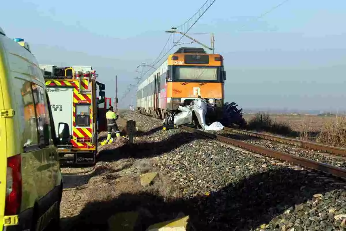 Imatge d'un accident de tren amb un turisme a Fondarella