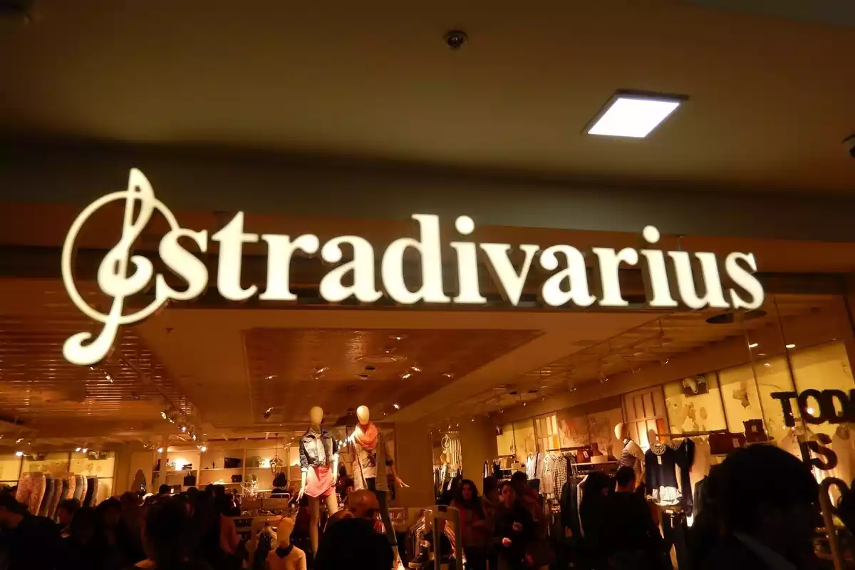 Imatge d'un cartell lluminós d'una botiga de Stradivarius