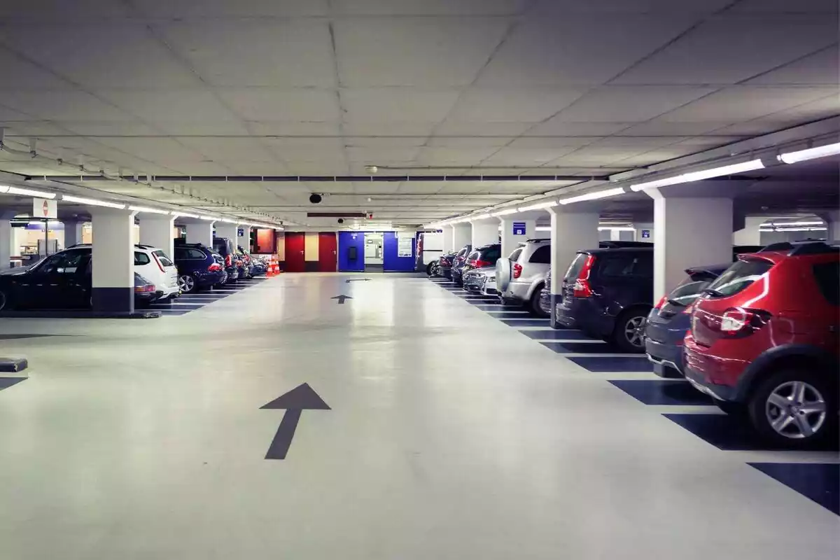 Imatge d'un garatge ple de cotxes estacionats