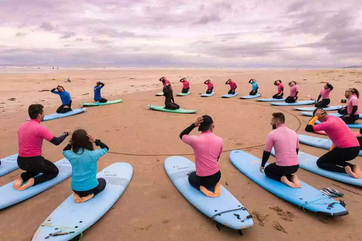 Imatge d'un grup de gent aprenent a fer surf