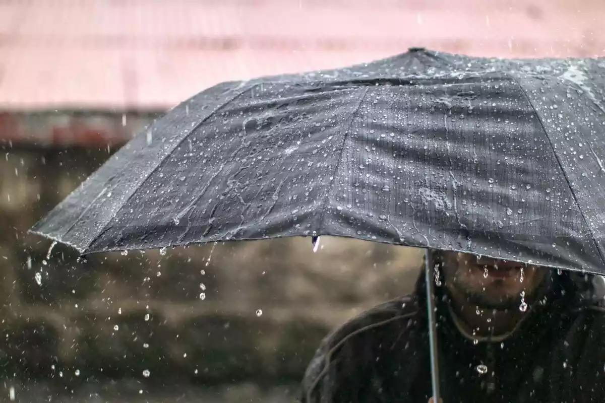Imatge d'un home amb un paraigües
