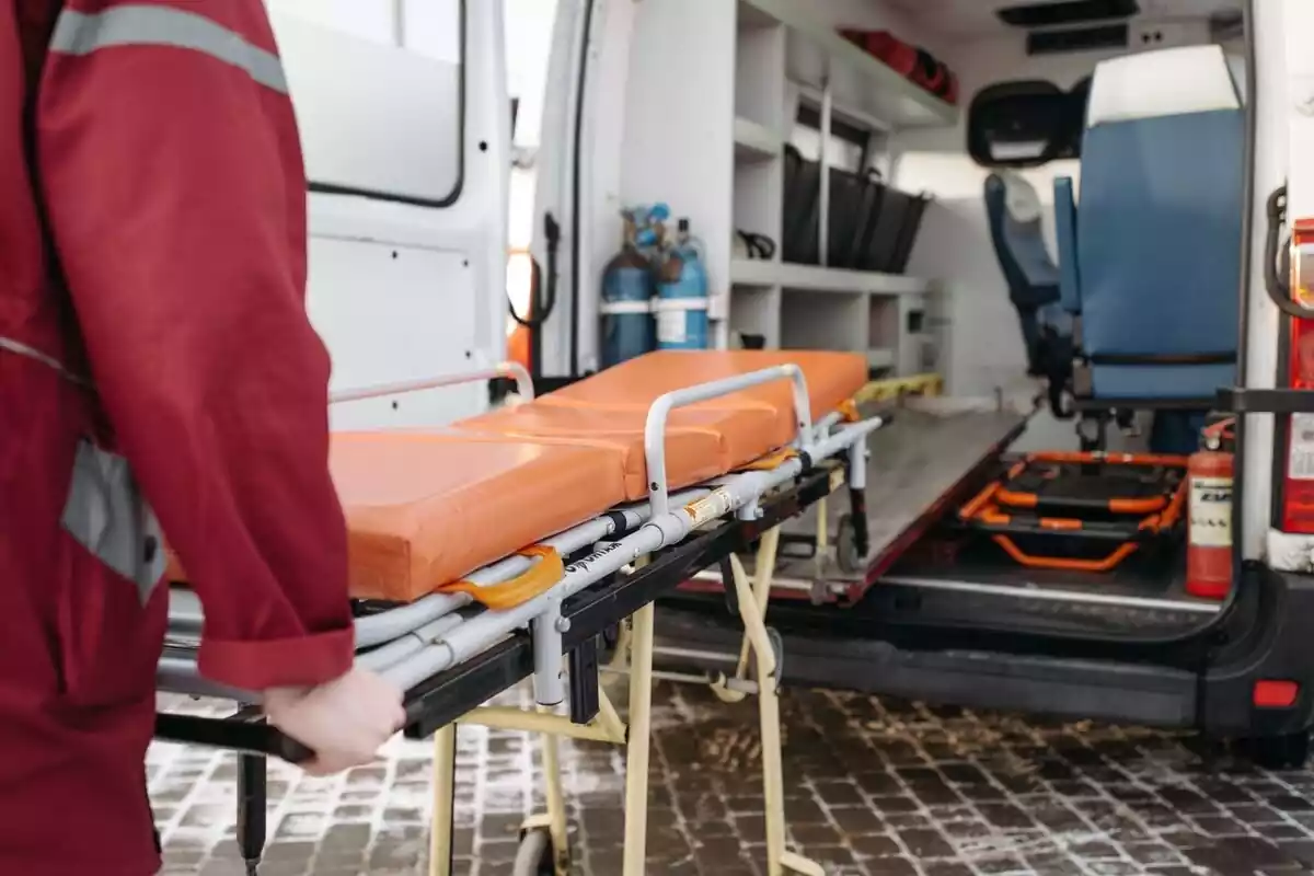 Imatge d'un sanitari traient una llitera de l'ambulància