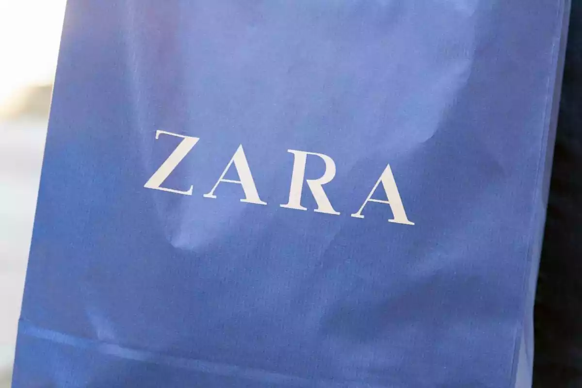 Imatge d'una bossa blava de Zara