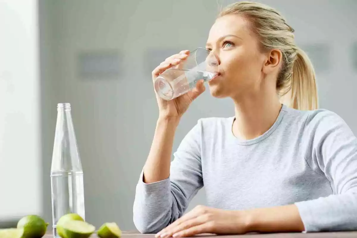 Imatge d'una dona bebent un got d'aigua