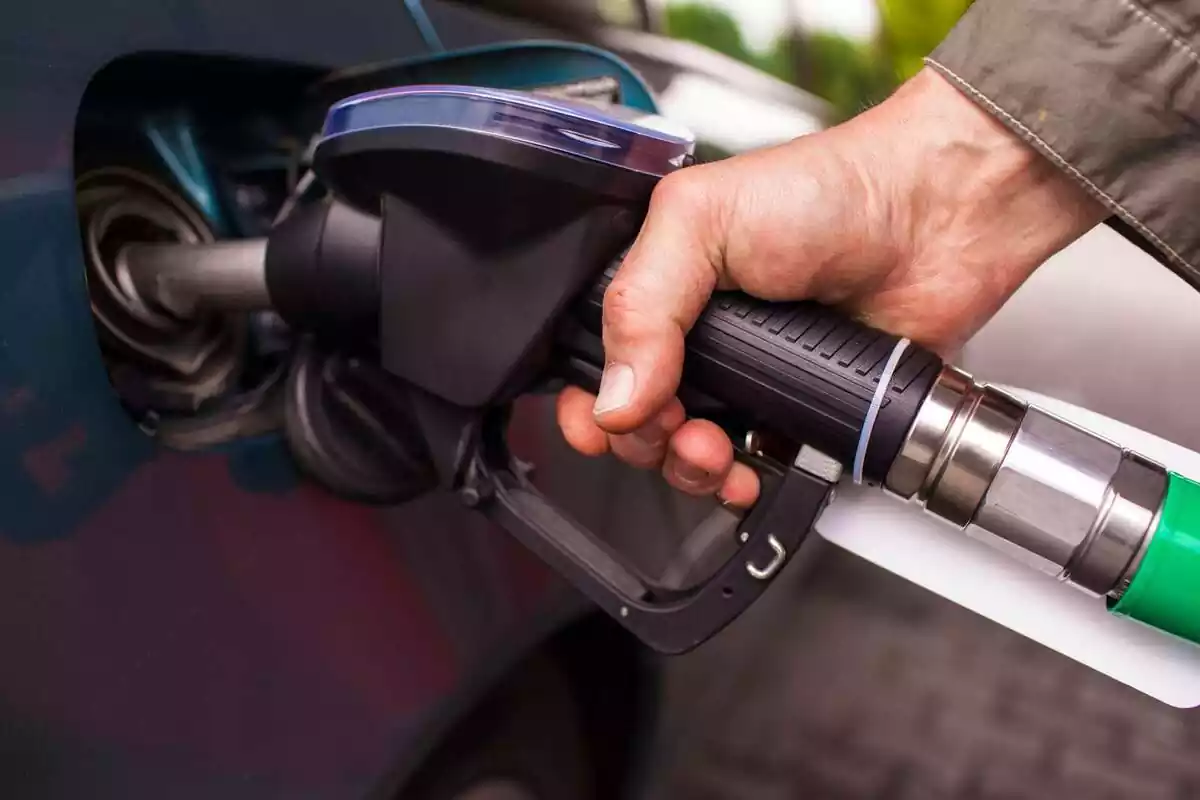 Imatge d'una persona posant gasolina en un cotxe