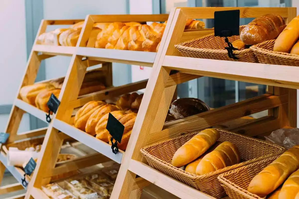 Imatge d'unes barres de pa a l'estanteria d'un supermercat