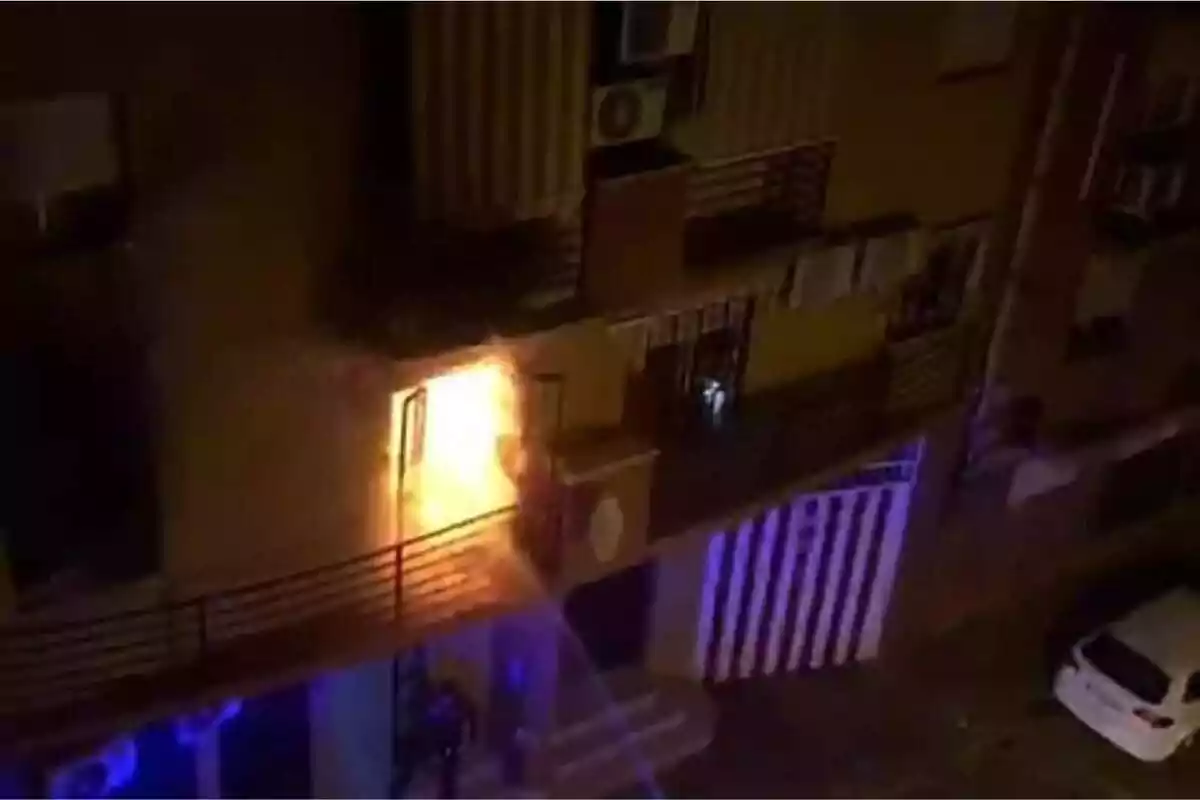 Incendi a la primera planta d'un edifici