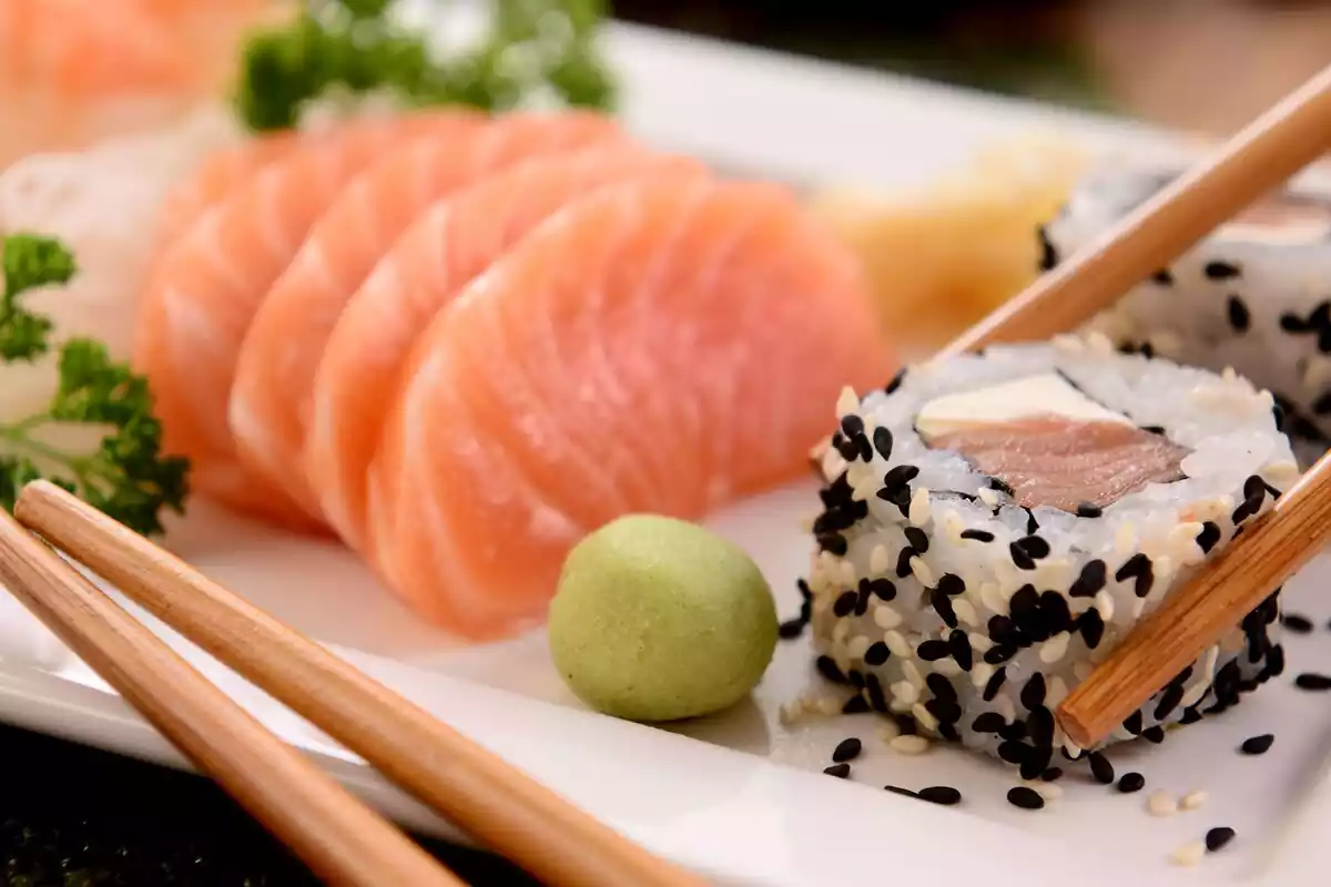 Peçes de salmó i sushi
