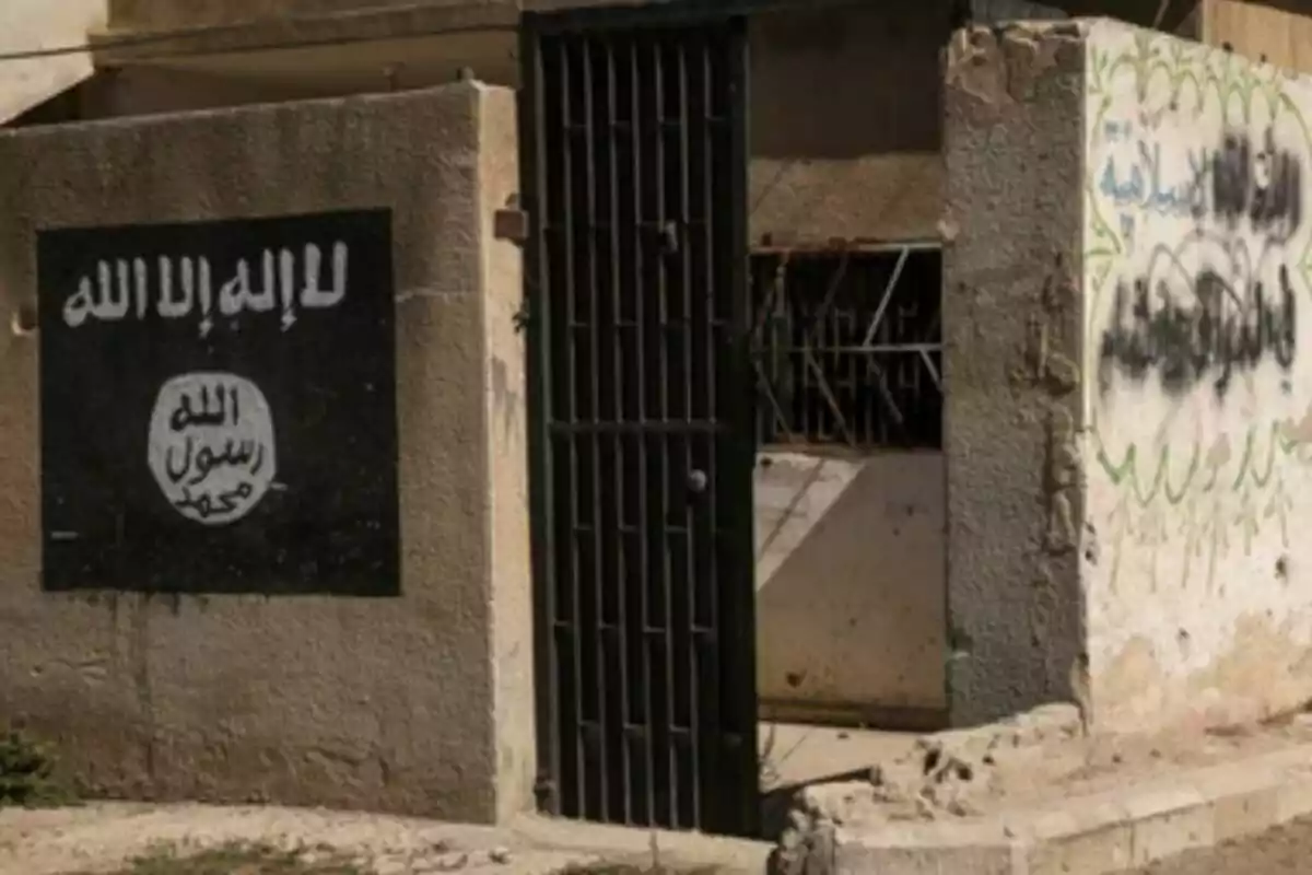 Bandera de l'Estat Islàmic pintada per l'ISIS a les parets d'un edifici a Alep, Síria