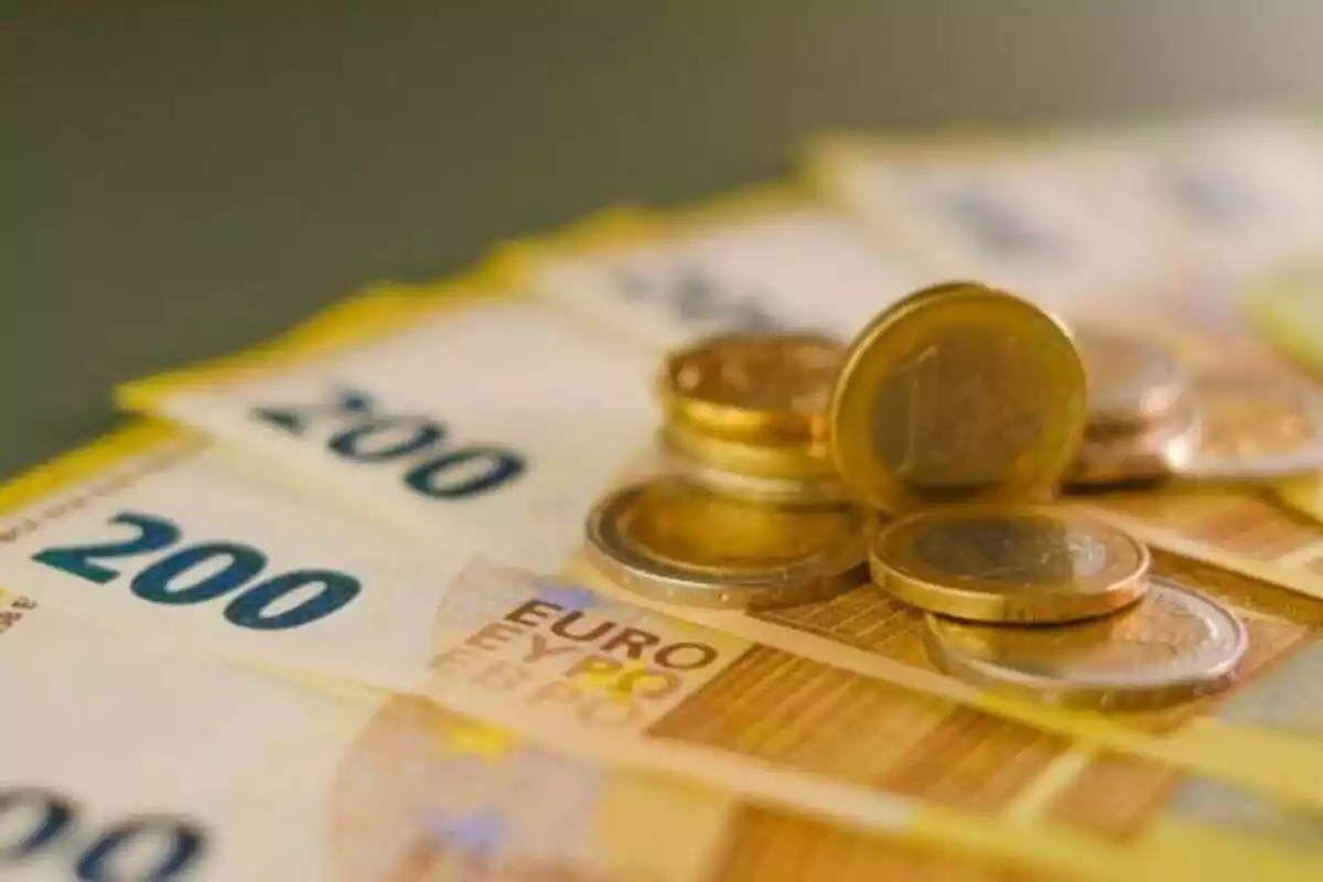 Foto de diversos bitllets de 200 euros i monedes d'1 euro.