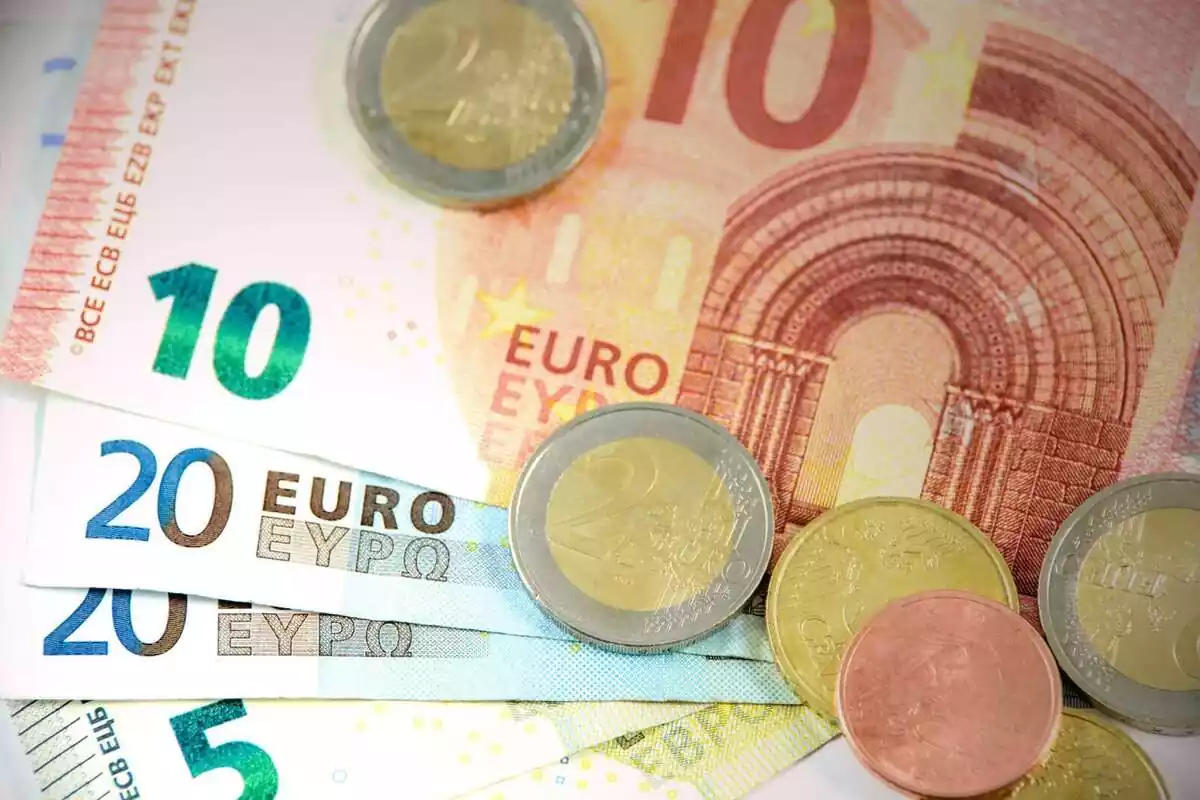 Foto de diversos bitllets de 5, 10 i 20 euros i monedes.