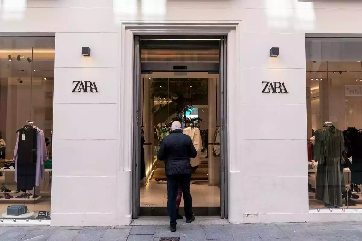 Foto de l'exterior d'una botiga de Zara.