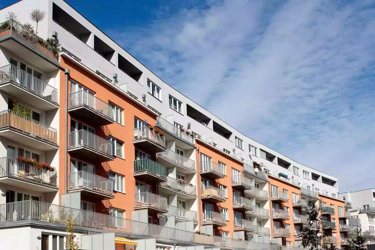 Imatge de diversos balcons d'un bloc de pisos