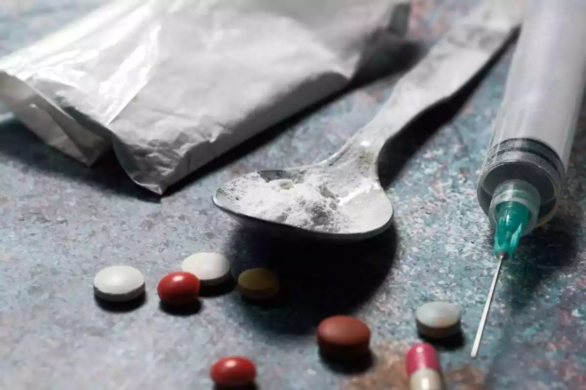 Imatge de droga, pastilles i una xeringa