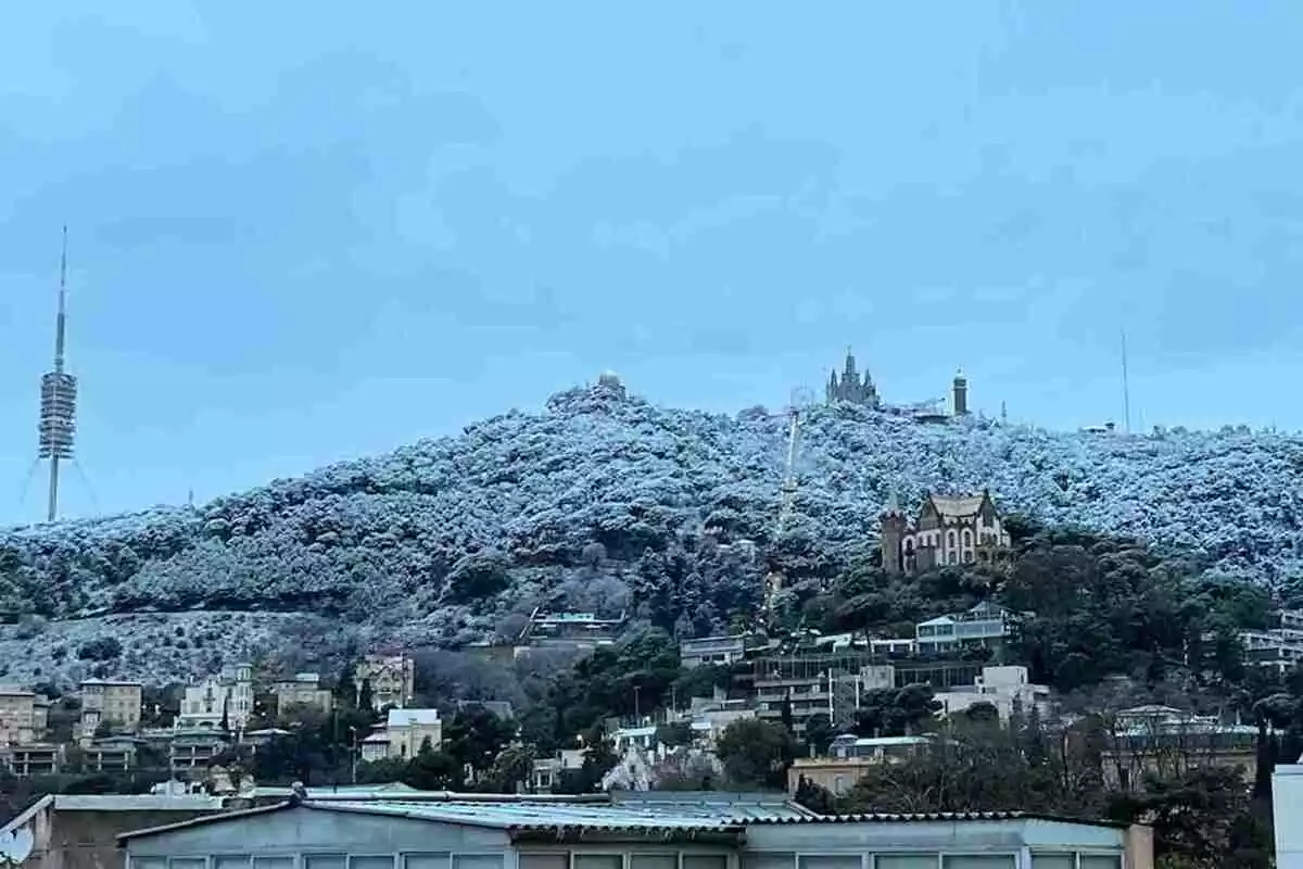 Imatge de la nevada al Tibidabo el dilluns 27 de febrer.