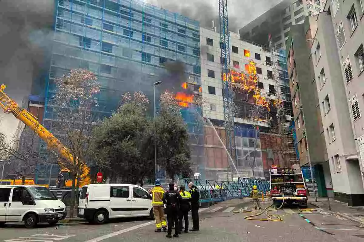 Imatge de l'incendi a l’antic centre comercial Del Llac Center de Sabadell.