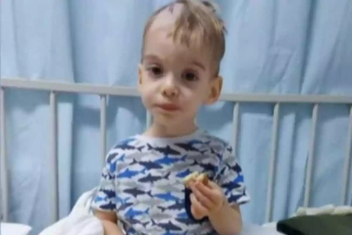 Imatge de l'Oliver, el nen de tres anys operat a Barcelona.
