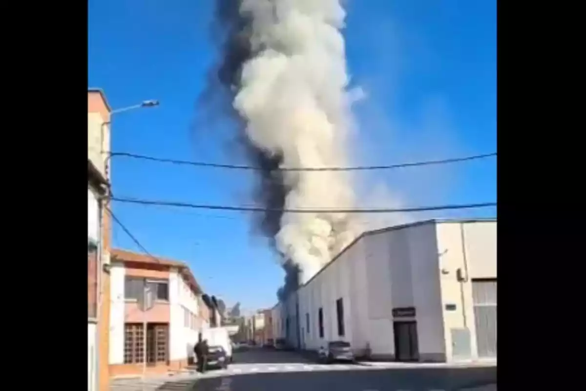 Imatge d'un incendi en una fàbrica de Manlleu.