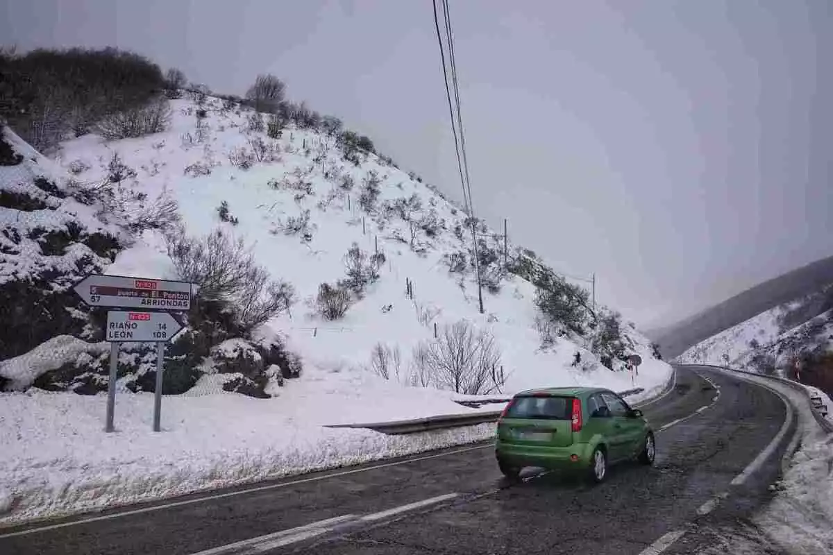 Imatge d'una carretera completament nevada a León.