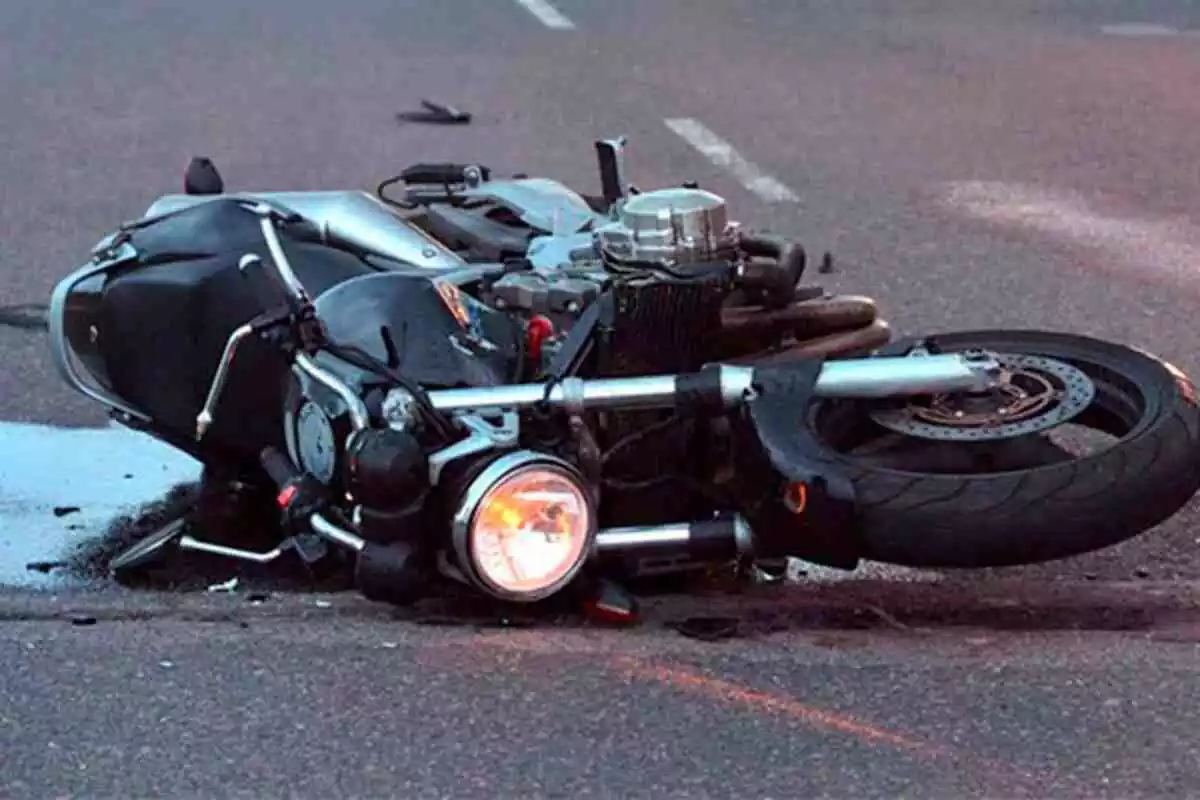 Imatge d'una moto a terra accidentada
