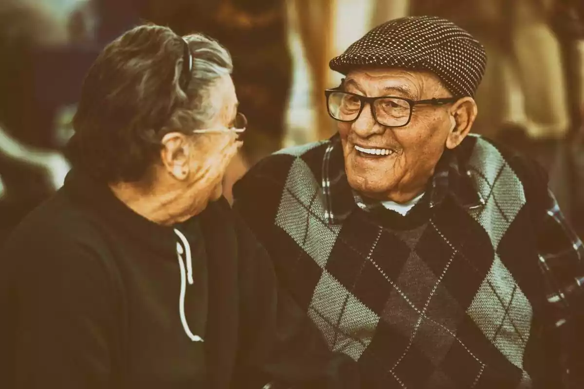 Imatge d'una parella de gent gran mirant-se l'un a l'altre