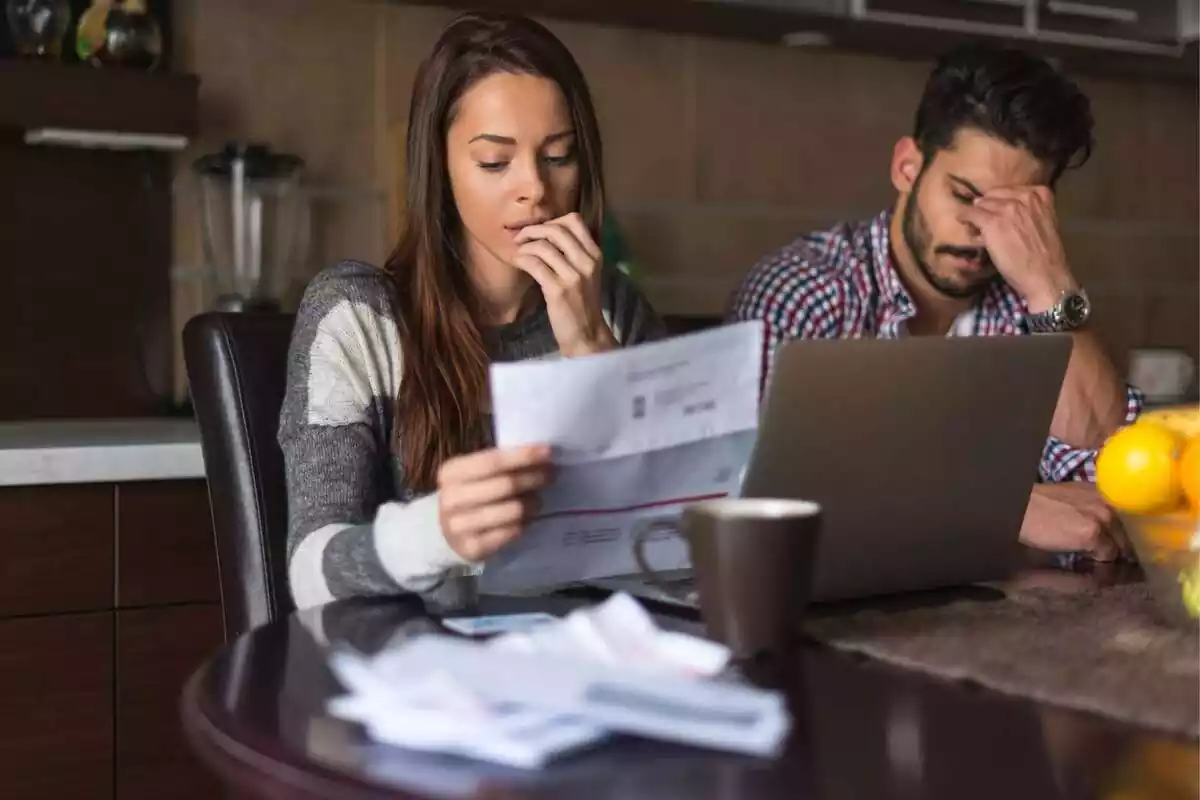 Imatge d'una parella mirant unes factures