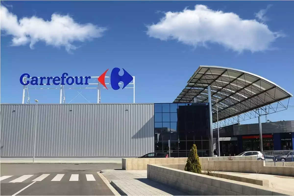 Un ipermercat de Carrefour amb el seu logo