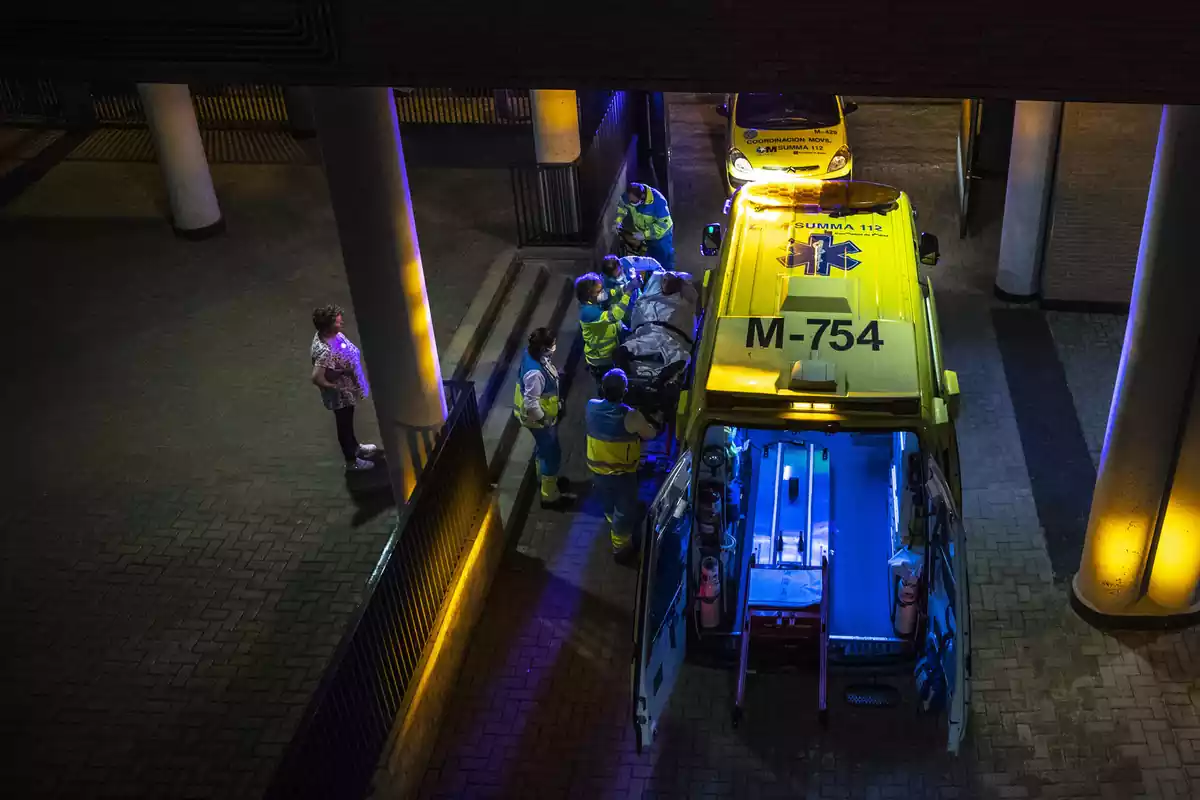 Una ambulància en la porta d'urgències