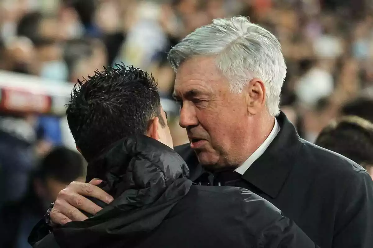 Xavi i Ancelotti saludant-se abans del partit