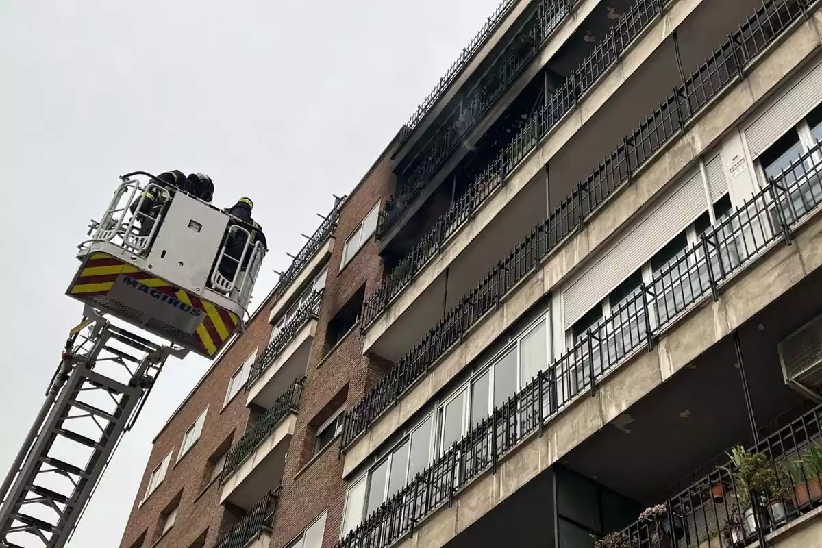 Bomber pujant a l'habitatge que ha patit un incendi