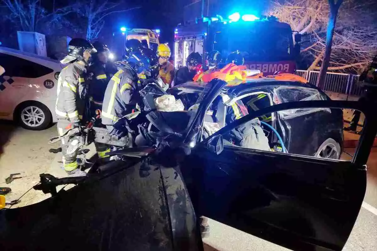 Dos ferits crítics i un de greu en estavellar-se amb el cotxe contra un mur a Barcelona