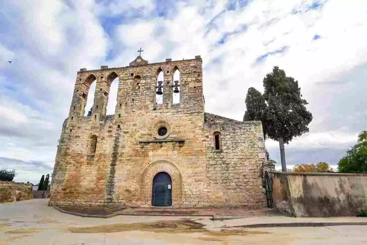 Imatge de l'església de Peratallada, d'estil romànic
