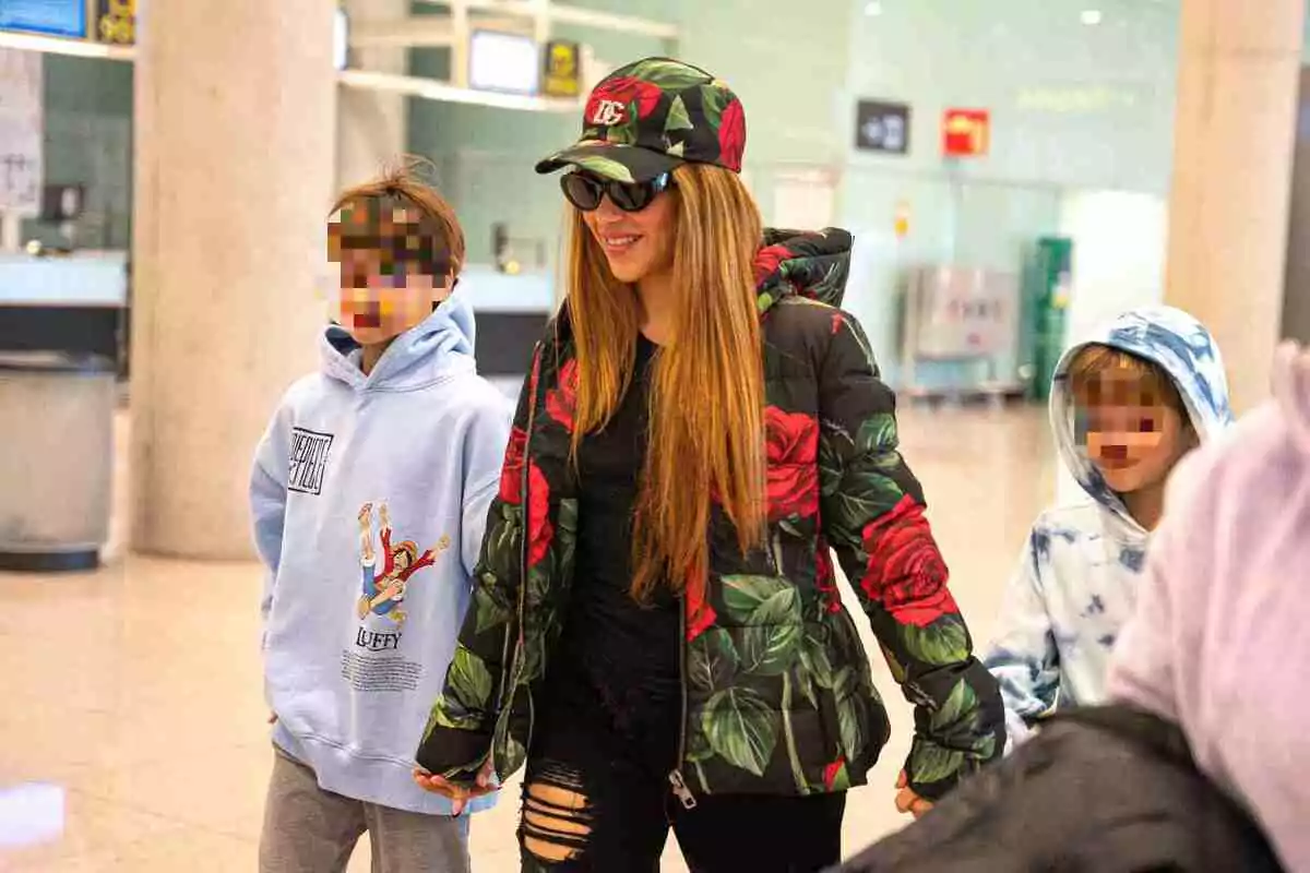 Imatge de Shakira i els seus fills a l'aeroport