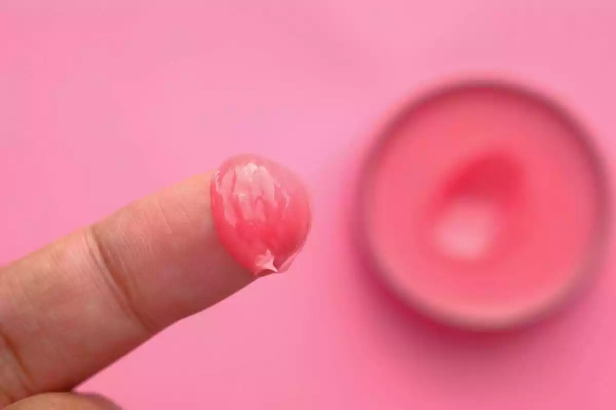 Imatge d'un dit amb vaselina rosa