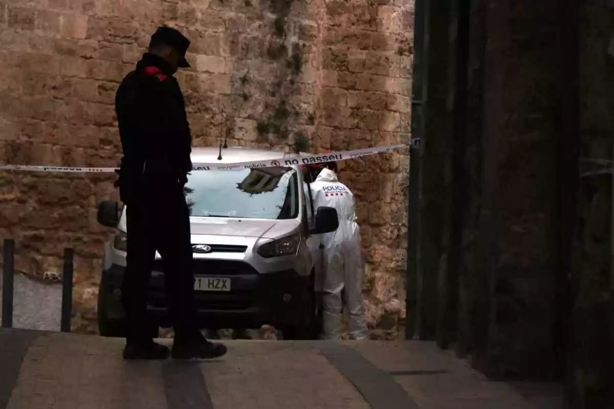 Imatge d'un Mosso d'Esquadra al carrer de l'Església de Valls