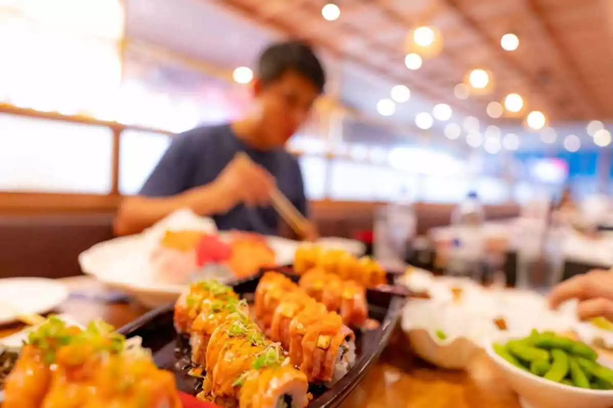Imatge d'un noi menjant en un restaurant japonès