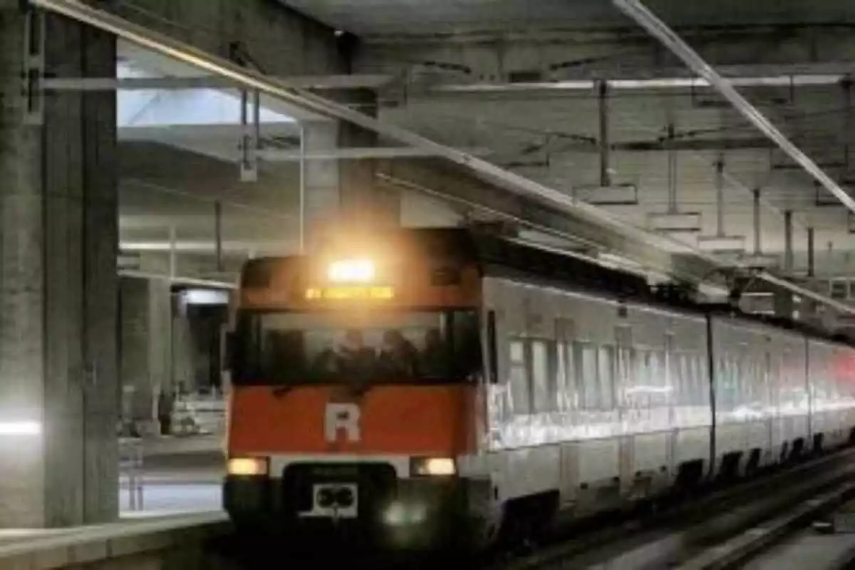 Imatge d'un tren de Rodalies en un túnel
