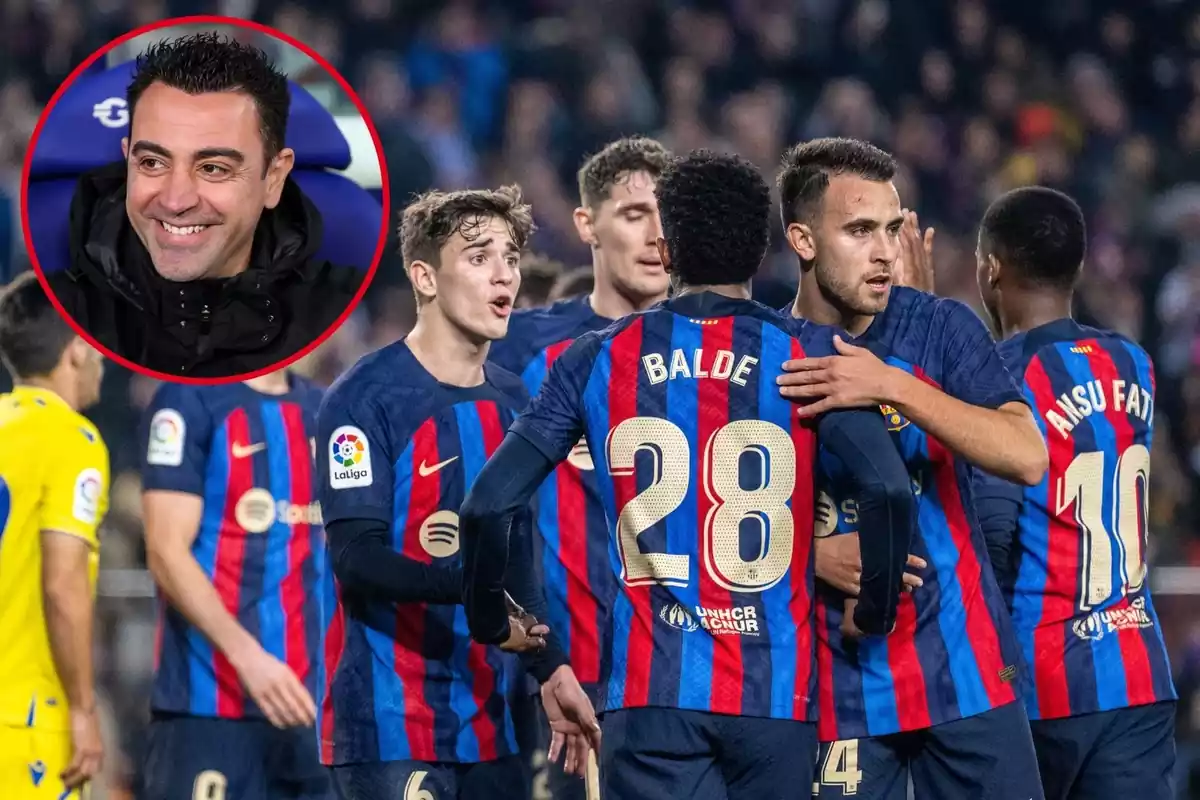 Muntatge de Xavi Hernández amb un somriure i jugadors del Barça