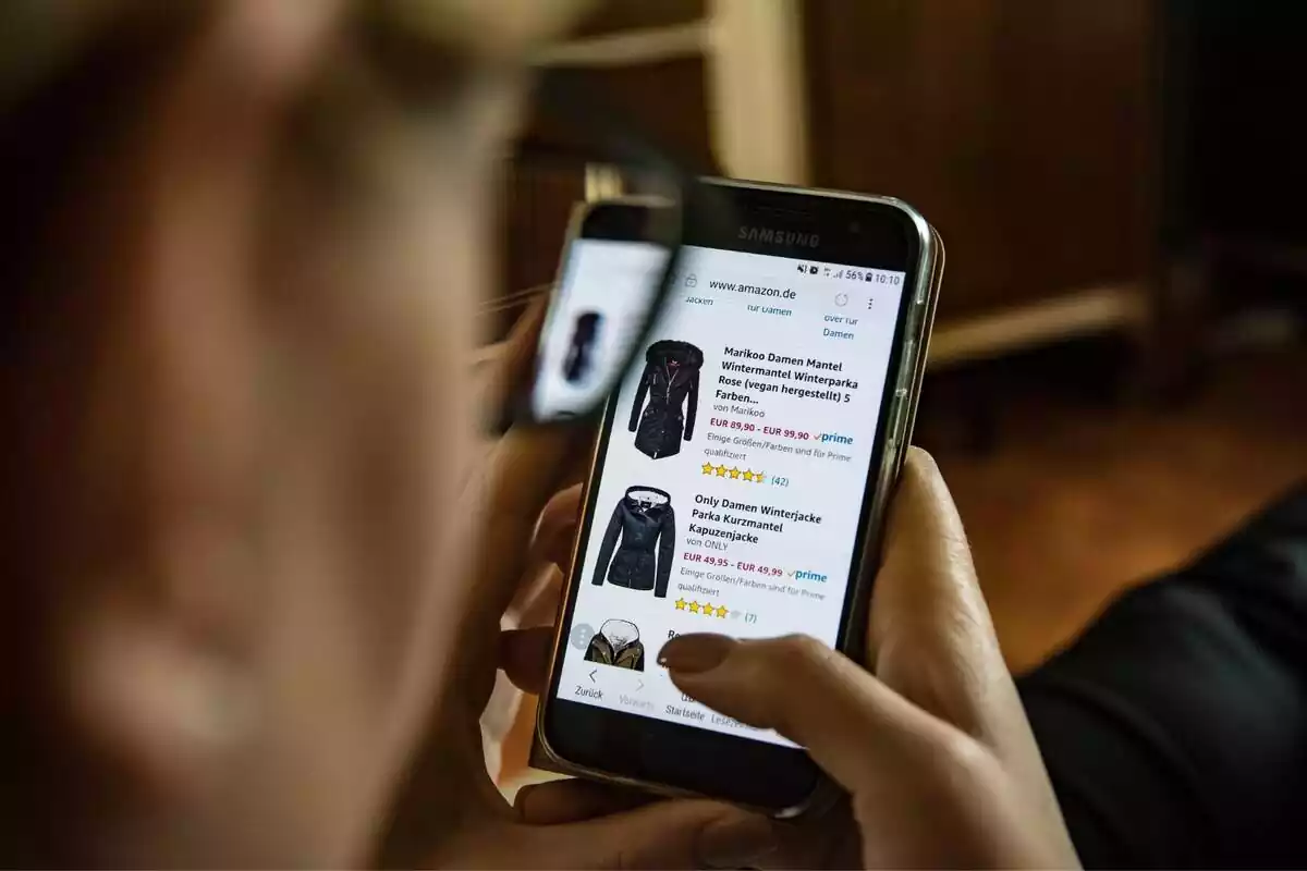 Persona comprant roba per internet amb el mòbil
