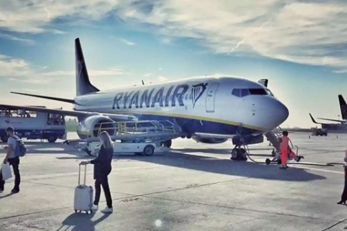 Avion Ryanair aparcado en la pista de vuelo