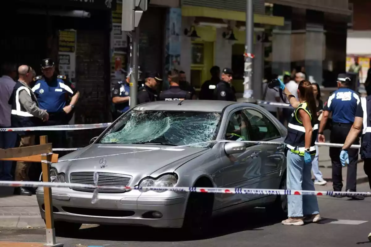 Cotxe gris precintat per la policia